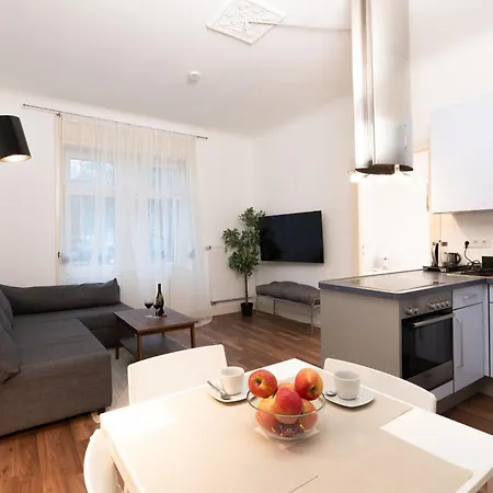 Zentrales Im Westend I Kueche I Balkon I Fuer Bis Zu 4 Personen Apartment