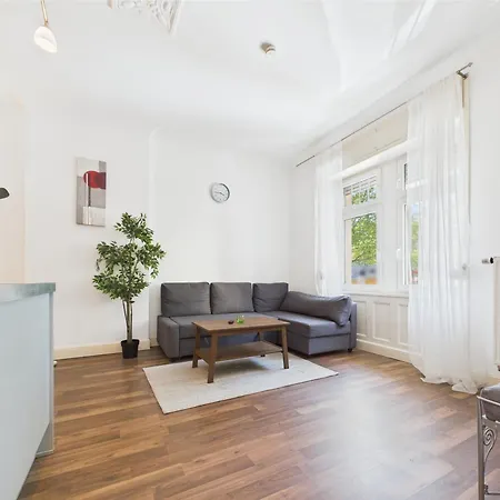 Apartment Zentrales Im Westend I Küche I Balkon I Für Bis Zu 4 Personen