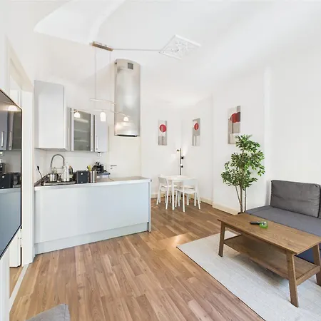 Apartment Zentrales Im Westend I Kueche I Balkon I Fuer Bis Zu 4 Personen *